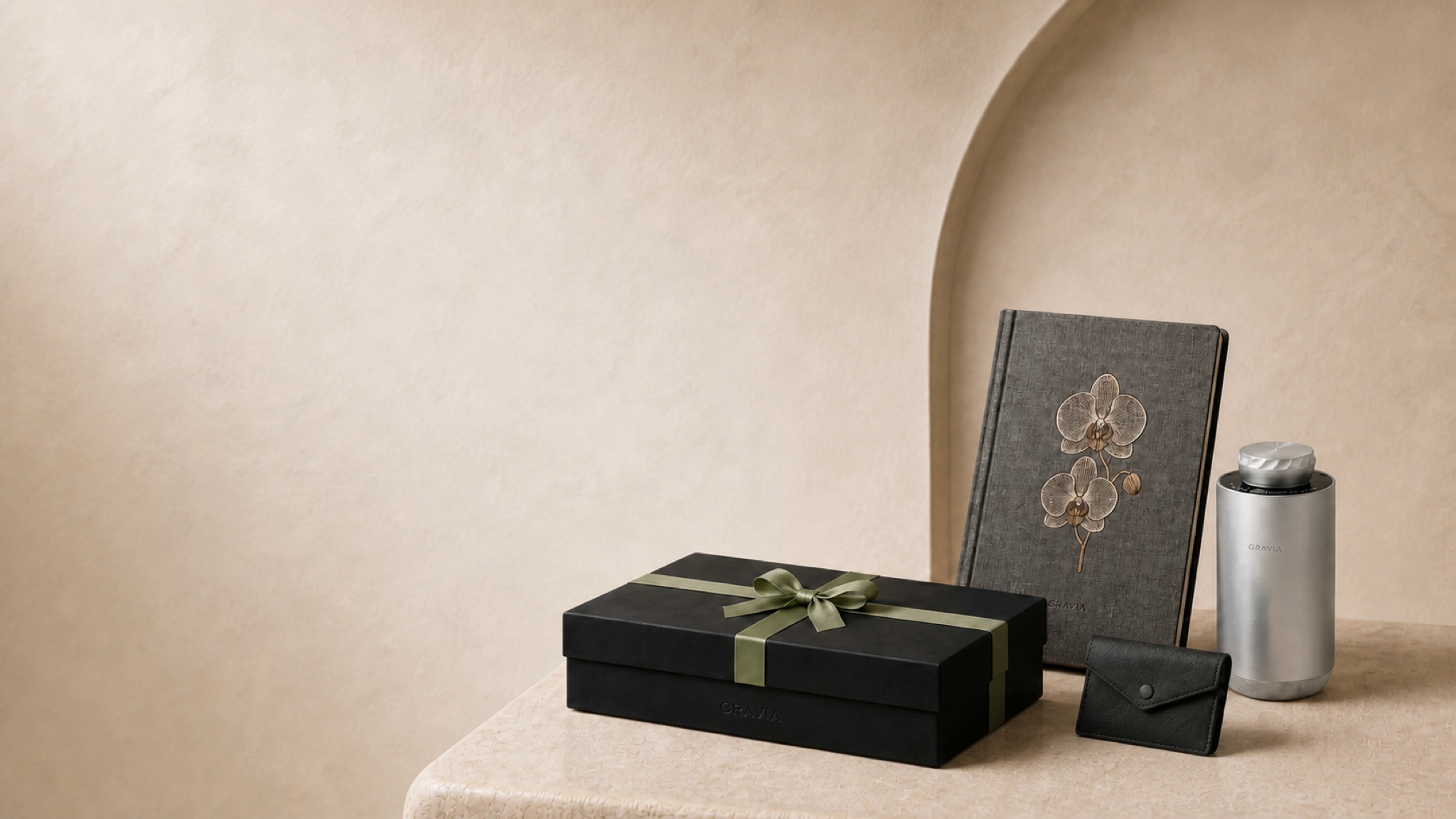 GRAVIA企业员工关怀礼赠组合，包括Black礼盒、胡姬花Embroidered Notebooks、小型Aroma Diffusers和Leather名片夹