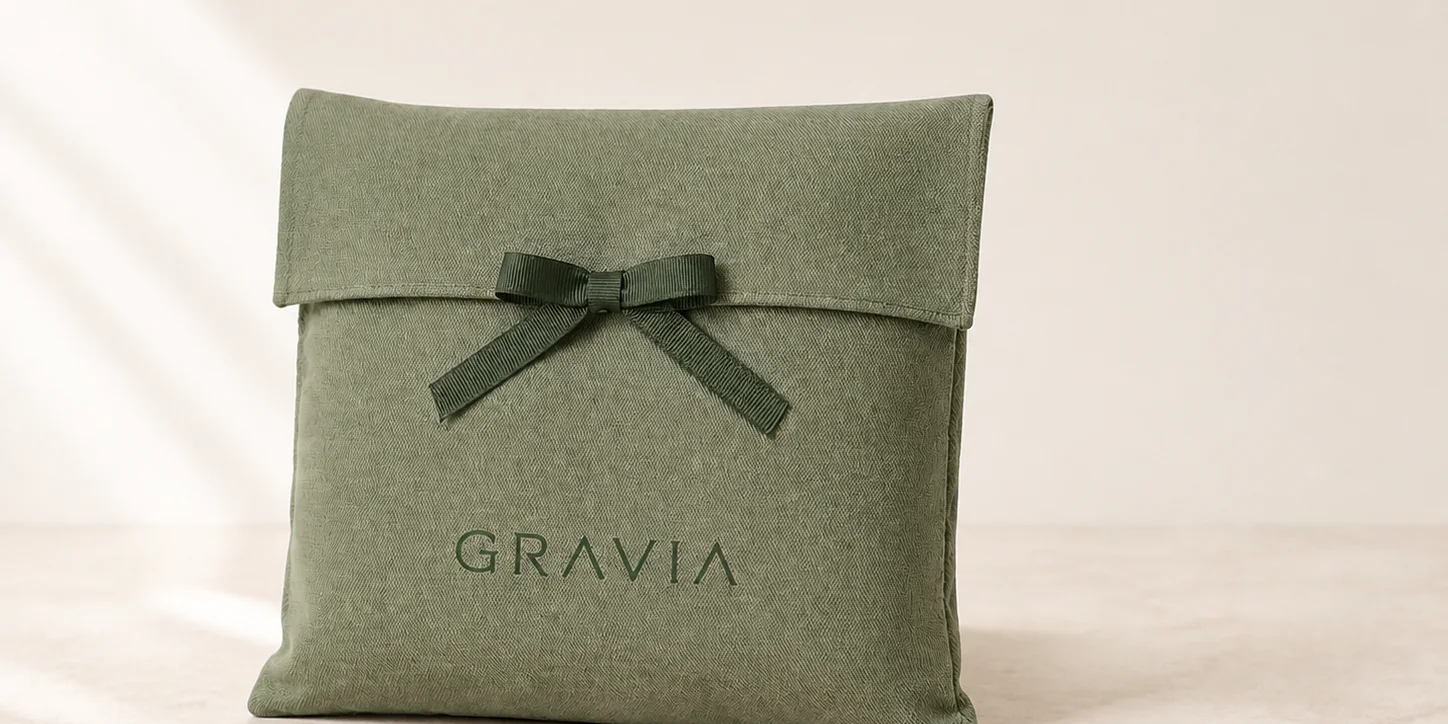 自然窗光下的Sage Green GRAVIA 模块化棉麻信封袋